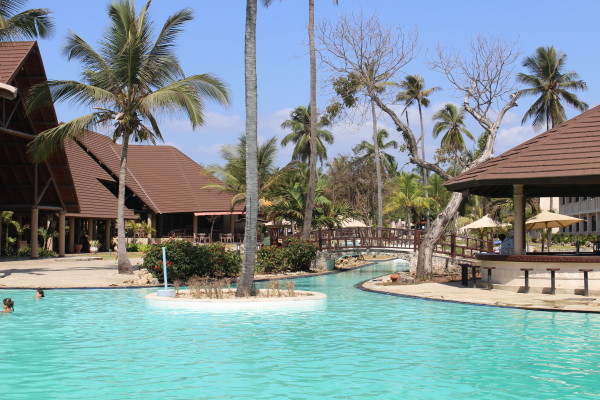 Strandurlaub in Kenia: 2 Wochen im 5* Hotel inkl. Halbpension, Flügen, Zug-zum-Flug & Transfer für 928€