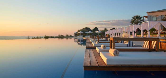 cavo olympo luxury hotel and spa pool am abend