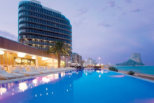 gran hotel sol y mar pool bei nacht